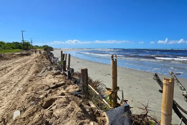 Imagem colorida de estrutura feita para conter avanço do mar