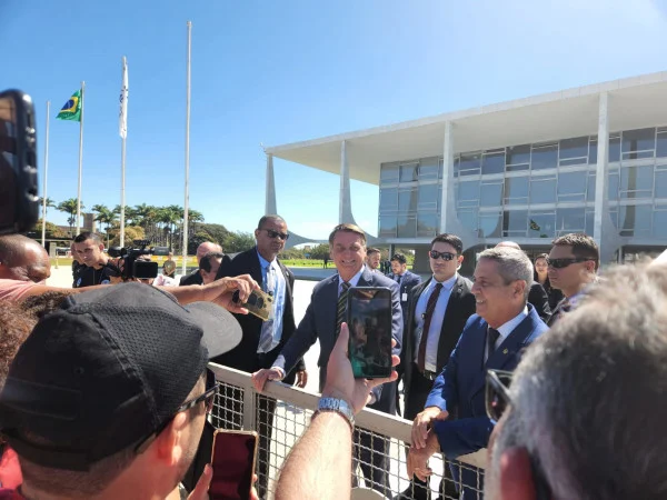 Bolsonaro fala com apoiadores na frente do Palácio do Planalto ao lado de seu candidato a vice-presidente, o general Braga Netto - Metrópoles