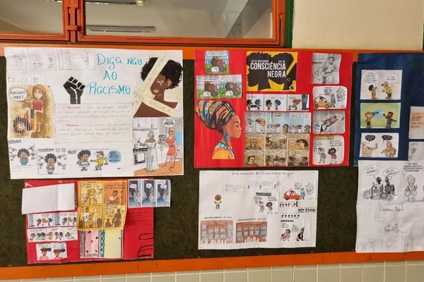 Mural com cartazes sobre Consciência Negra