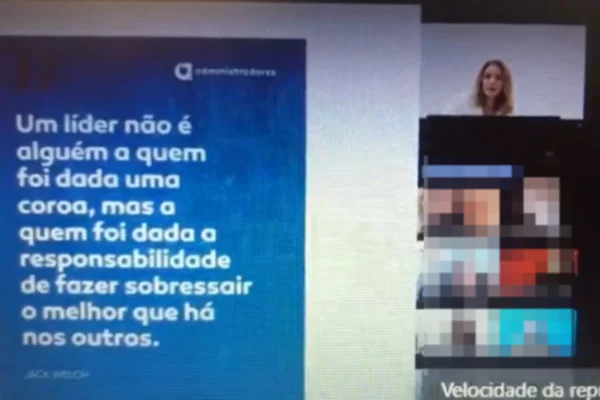 Imagem colorida de reunião on-line em que educadora sugeri leituras de biografias de Hitler e Mussolini. Metrópoles