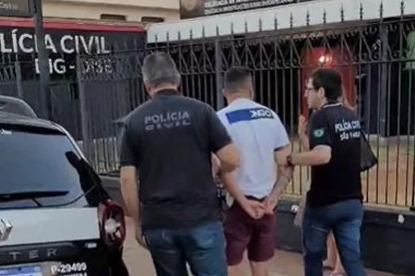 foto colorida de empresário sendo preso em São Carlos no âmbito da Operação Porteira Fechada, deflagrada pela Polícia Civil de SP - Metrópoles