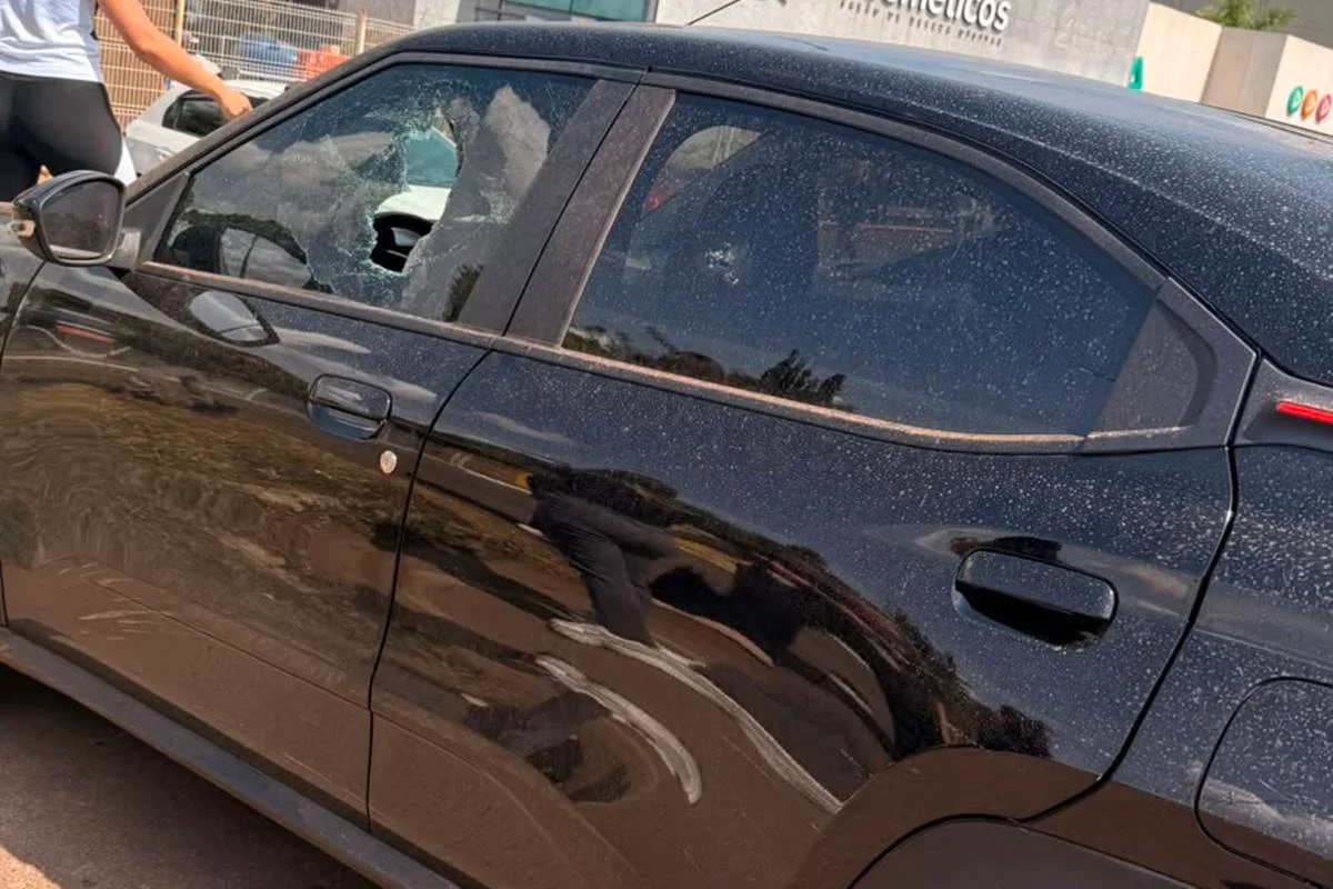 Vidros laterais também foram destruídos Vidros laterais também foram destruídos