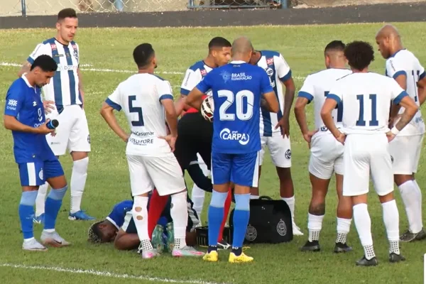 Jogadores de Goiatuba e São José aguardam atendimento para cobrança de pênalti na Série D
