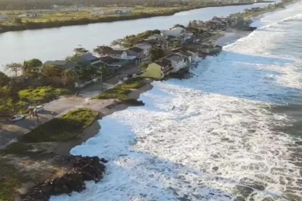 Região costeira de Santa Catarina, erosão fechou ruas e deixou rastros de destruição