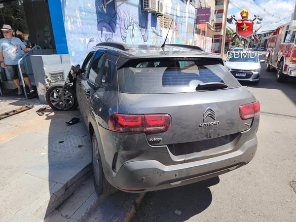 Colisão entre dois carros na Asa Norte