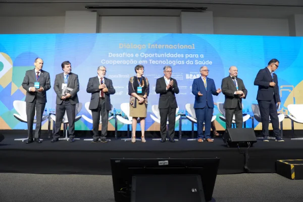 Foto colorida de representantes brasileiros em evento ligada a troca de tecnologias em saúde - Metrópoles