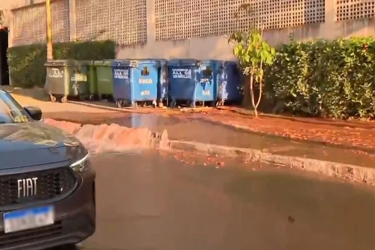 Rua em Águas Claras fica inundada após rompimento de rede de distribuição