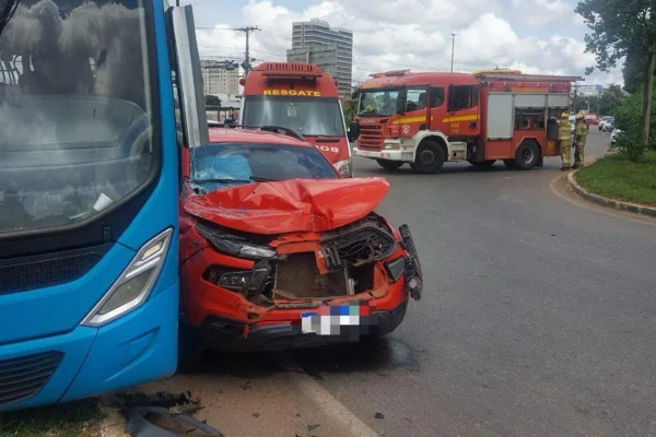 Motorista de ônibus é levado ao hospital após carro bater em coletivo