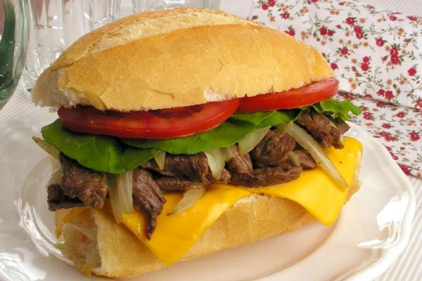 Sanduíche de filé mignon: veja como fazer lanche paulista em casa