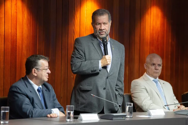 O Ministério da Previdência Social e o Instituto Nacional do Seguro Social realizam cerimônia de aniversário em comemoração aos 34 anos do INSS Carlos Lupi, ministro da Previdência