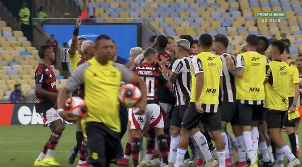 Imagem colorida da briga entre Flamengo e Botafogo - Metrópoles