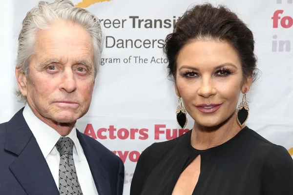 Michael Douglas celebra aniversário ao som de hit com seu nome