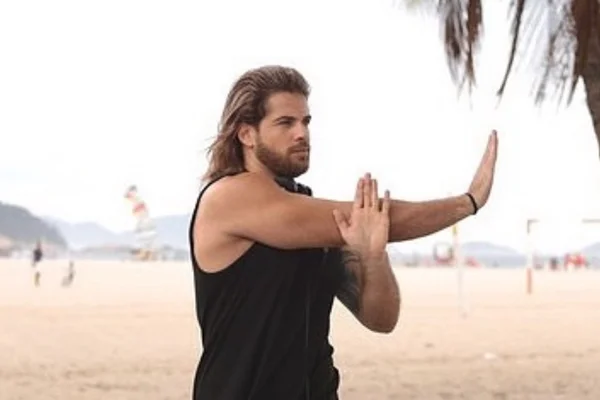 Modelo faz sucesso na web ao se classificar como Thor Brasileiro
