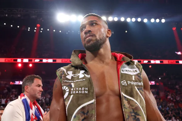 Anthony Joshua vai se aposentar do boxe após acidente fatal