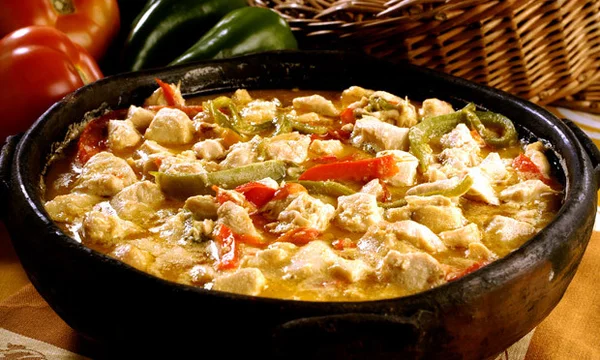 Delícia: aprenda a fazer uma moqueca de frango em 30 minutos