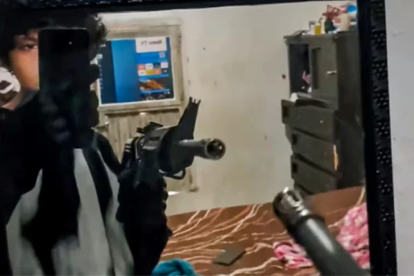 Foto colorida de estudante exibindo fuzil horas antes de atacar e matar professoras em escola particular no México - Metrópoles
