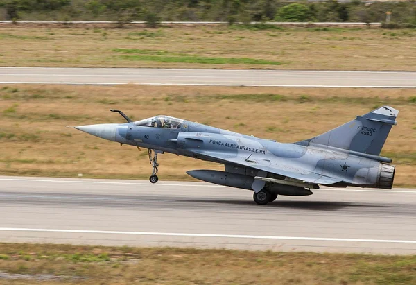 FAB intercepta avião, dá tiro de advertência e força pouso no interior de SP