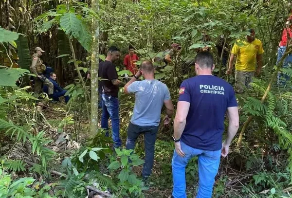 imagem colorida de vários homens em uma floresta - Metrópoles