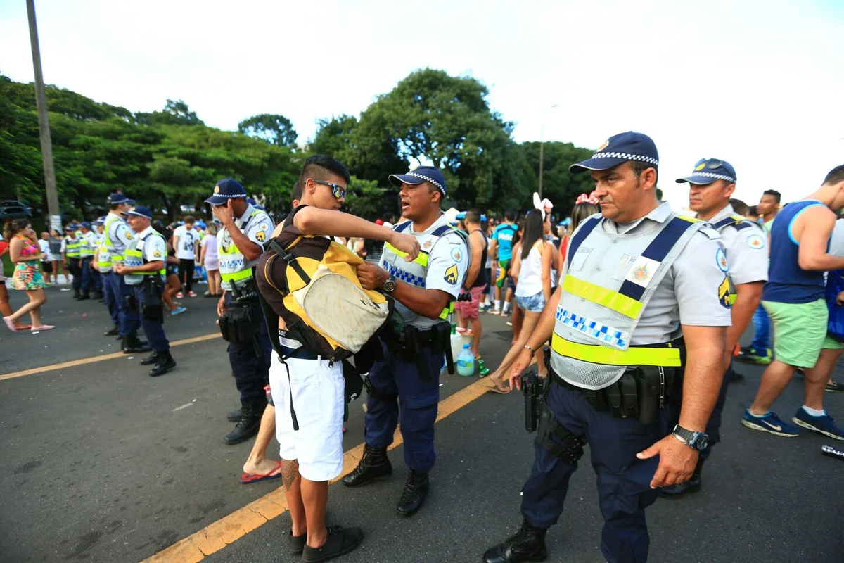 Foliões tomam as ruas de Brasília no segundo dia de carnaval - imagem 7 Foliões tomam as ruas de Brasília no segundo dia de carnaval - imagem 7