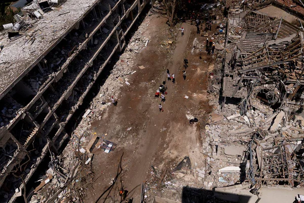 Imagem colorida de destruição em Tel Aviv após ataque do Irã