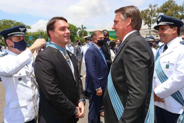 Flávio Bolsonaro recebe terceira medalha do pai; Carlos nunca ganhou