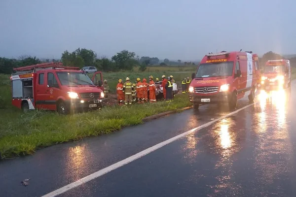 Motorista morre após capotar caminhonete na BR-020