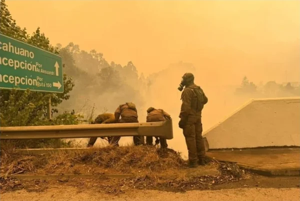 Foto colorida mostra equipes que trabalham no combate a incêndios no Chile - Metrópoles