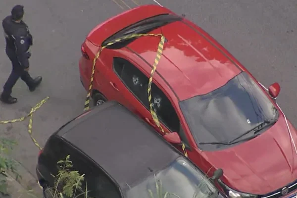 Homem e criança baleados dentro de carro em Cotia - Metrópoles