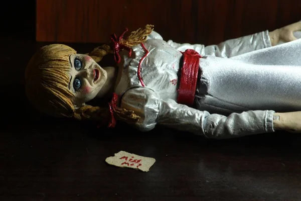 Suposta fuga da boneca Annabelle nos EUA assusta internautas e gera memes