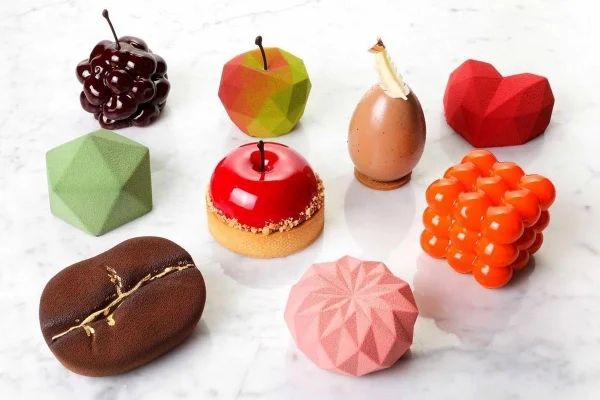 na foto vemos doces em forma de frutas