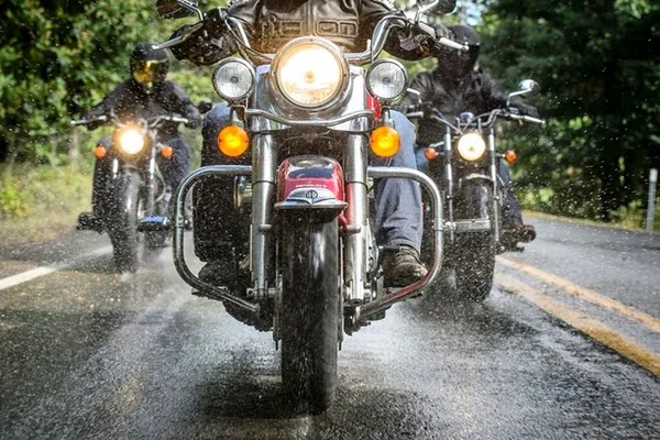 Atenção total com os pneus da moto no período de chuvas