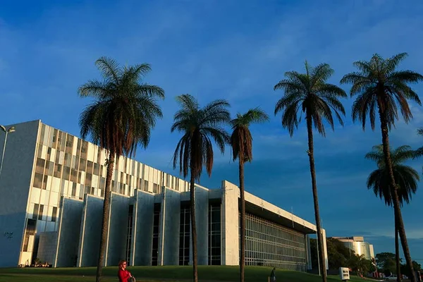 Auditoria do TCDF revela desperdício, falhas graves e riscos no sistema de transporte escolar