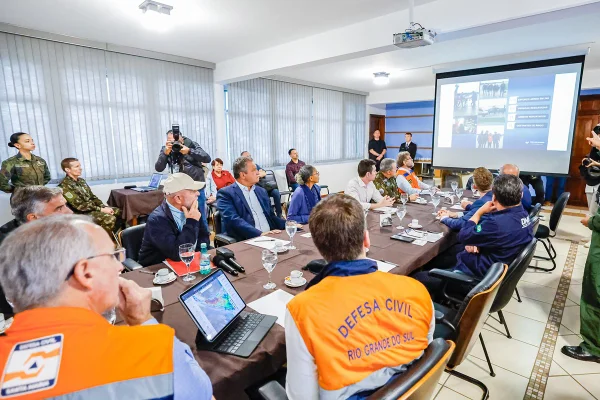 Imagem colorida mostra mesa de reunião no Rio Grande do Sul, com o presidente Lula e os ministros Paulo Pimenta, Rui Costa, Marina Silva e Jader Filho - Metrópoles