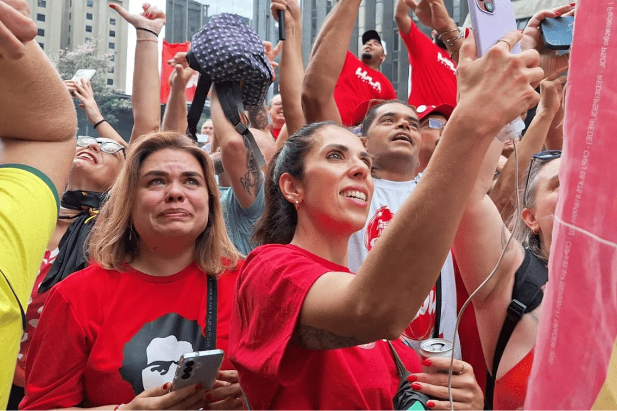 Apoiadora chora ao ver Lula de perto na Avenida Paulista. Apoiadora chora ao ver Lula de perto na Avenida Paulista.