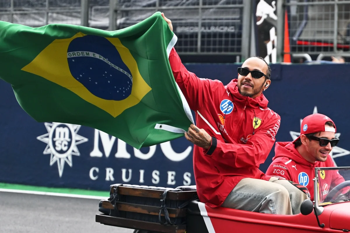 Hamilton segurando a bandeira do Brasil em 2025 Hamilton segurando a bandeira do Brasil em 2025