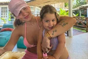 Virginia Fonseca posa com a filha do meio. Maria Flor