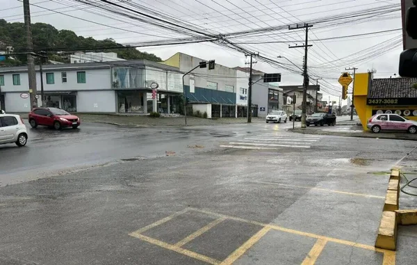 Jovem de 24 anos morre após colisão de carro em Joinville