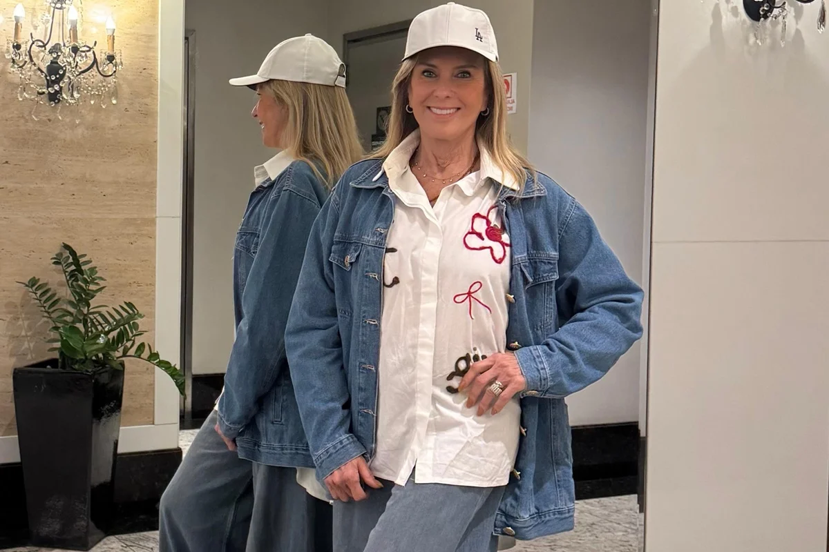 Helô Pinheiro posa de boné e look jeans