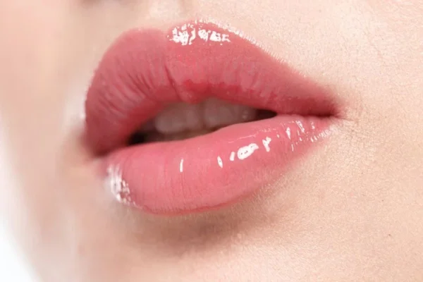 Boca de uma mulher com preenchimento natural