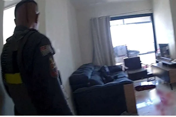 Policial em frente a apartamento - Metrópoles