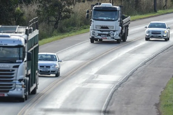 Homem morre atropelado por ônibus de turismo na BR-040, em Luziânia