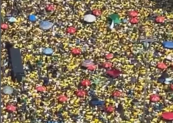 Imagem aérea mostra manifestantes em avenida