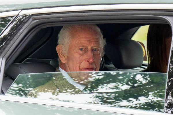 Foto colorida de homem olhando pela janela de um carro - Metrópoles