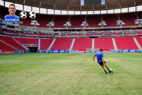 Foto colorida mostra torcedor chutando bola do meio do campo do estádio Mané Garrincha