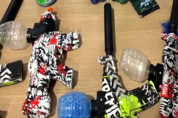 Imagem colorida, armas de bolinhas de gel - Metrópoles