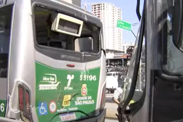 Imagem colorida mostra traseira de ônibus amassada e a frente de outro ônibus, quase encostada, com o vidro quebrado