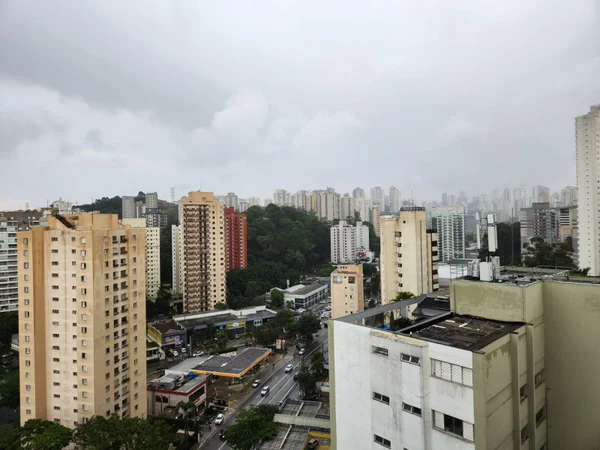 imagem mostra prédios e avenida molhados durante chuva em são paulo - metropoles