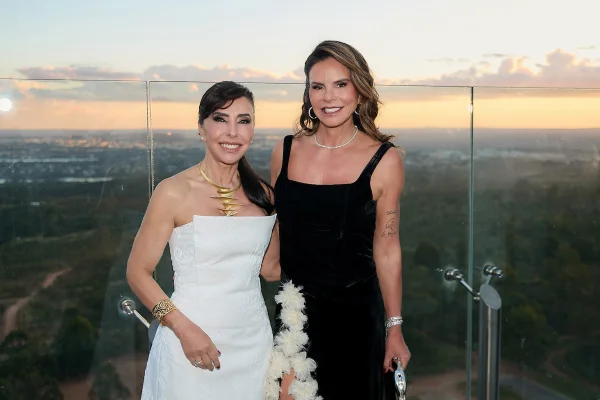 Cleucy Estevão brinda Claudia Salomão com festa na Torre de TV Digital