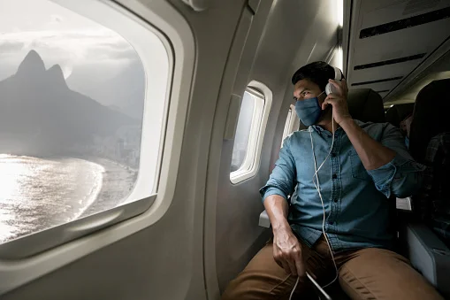 homem em avião de máscara