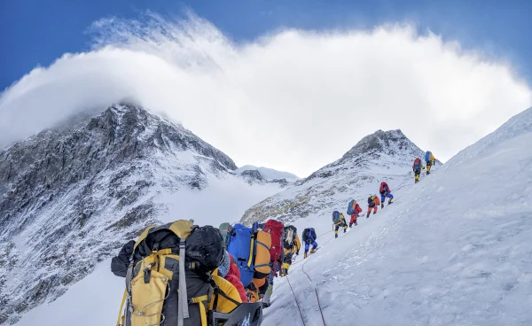 pessoas escalando o monte everest